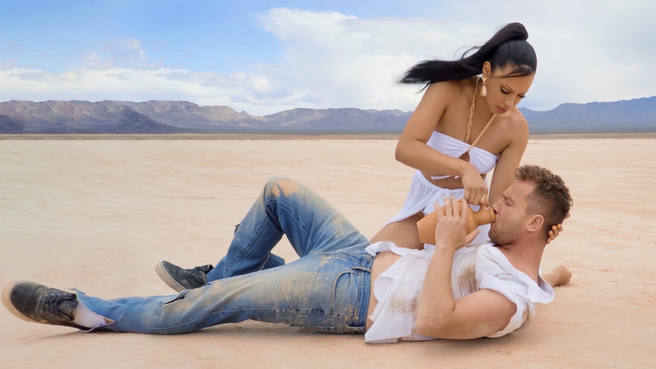 Красавица спасла чувака в пустыне и устроили секс в автотрейлере