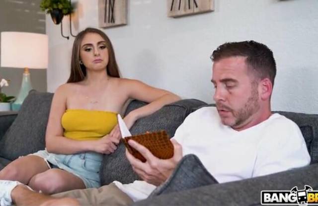 Молоденькая леди натирает отчиму пенис и хочет трахаться