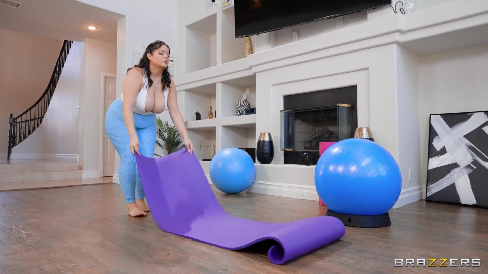 Продвинутая йога - сдобная пышечка занимается сексом